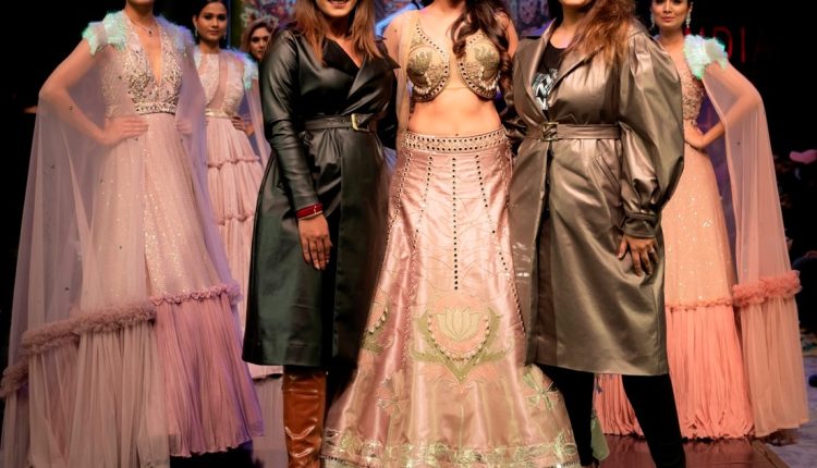 Elakshi-Gupta-Walking-for-Karigiri-by-Sulakshana-Arpita